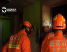 醉酒男子踹坏电梯跌落电梯井