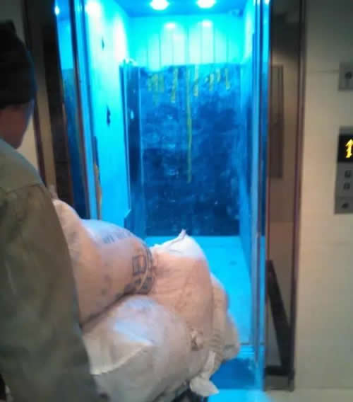 装修材料拉进电梯