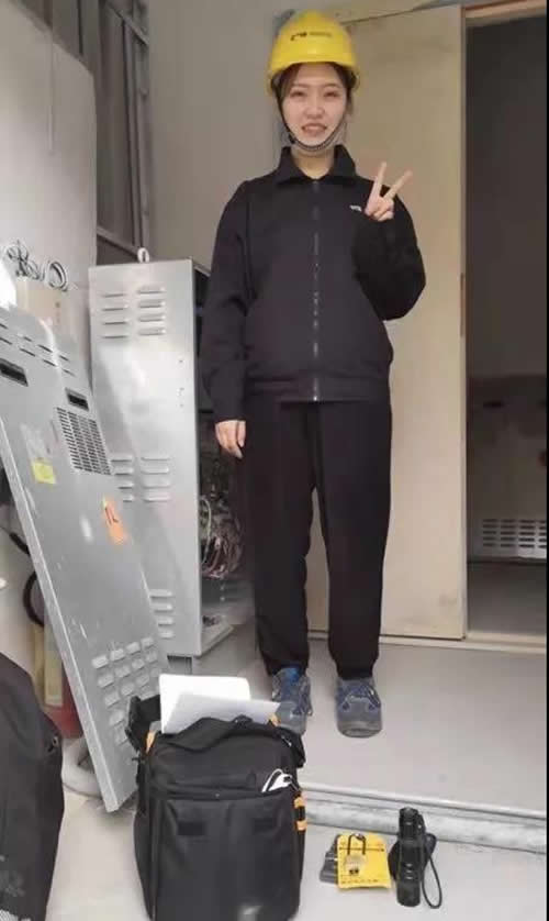女性电梯维保人员