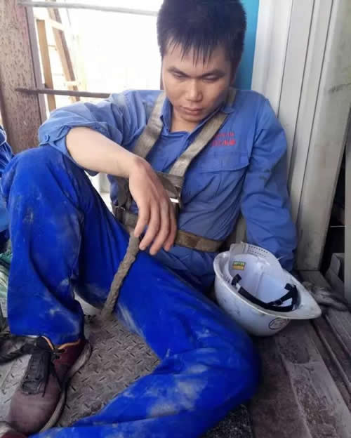 电梯安装工在休息