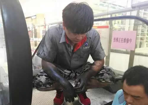 双手满是油污
