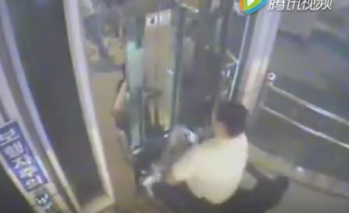 电动车“坐”电梯