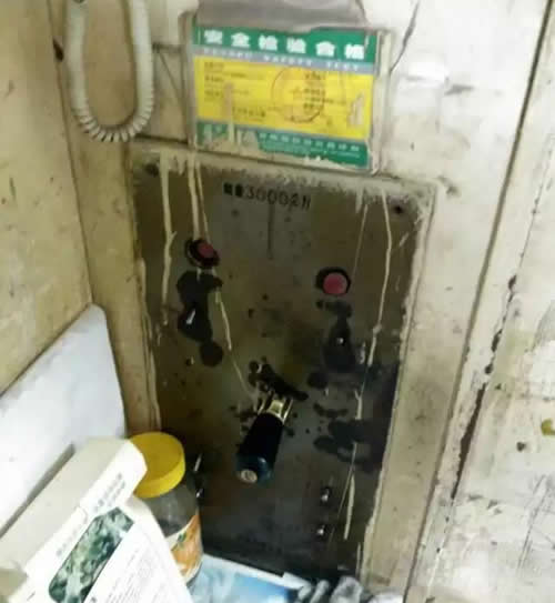 老式靠手柄控制的电梯