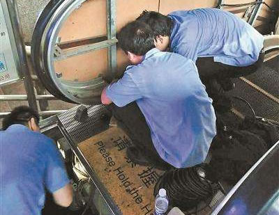 夏天修电梯的工人