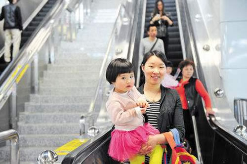 带小孩坐扶梯