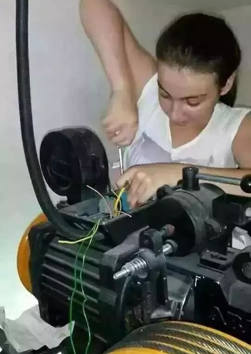修电梯的美女