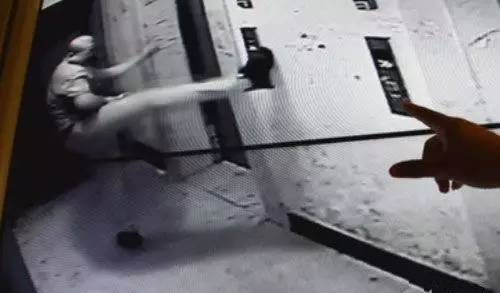 电梯盲目自救