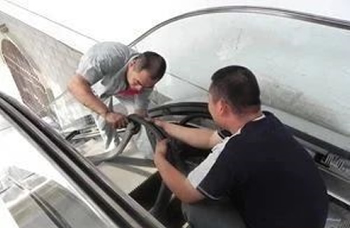 修理自动扶梯